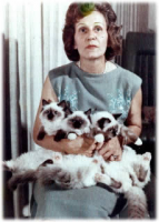 photo de ann baker avec ses ragdolls